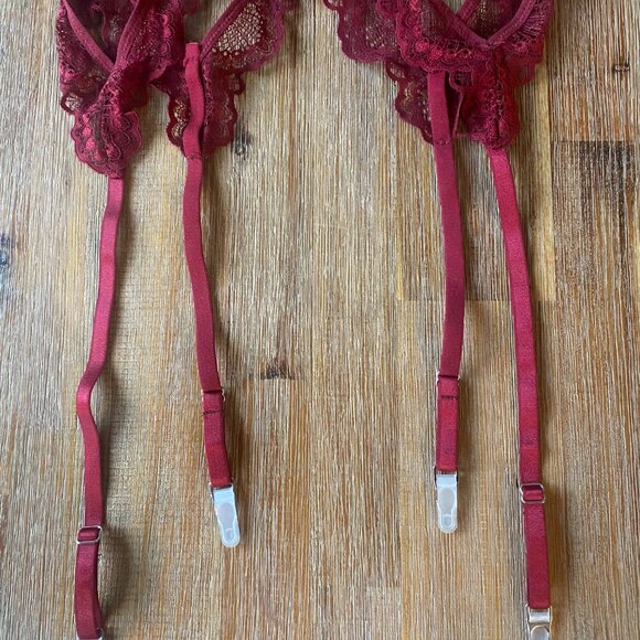 Thistle and Spire Kane Garter With Removable Choker - Ruby - Size XS - Picture 2 of 4